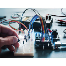 PLATINE D'EXPÉRIMENTATION SANS SOUDURE - 830 POINTS DE CONNEXION + FILS DE RACCORDEMENT - 140 pcs