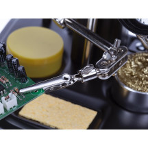 TROISIÈME MAIN AVEC LOUPE ET OUTILS DE SOUDAGE